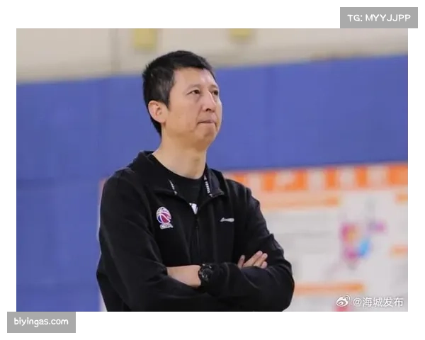 杨瀚森季前赛16分3帽表现亮眼 郭士强亲访添力展现男篮深厚关怀 杨瀚森季前赛16分3帽表现亮眼 郭士强亲访添力展现男篮深厚关怀